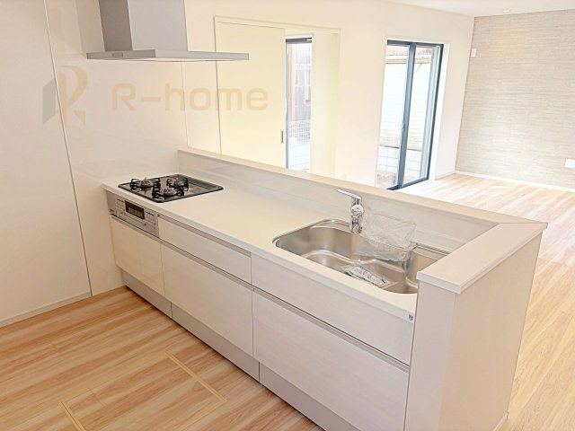 守谷市松ケ丘5期　新築戸建て　2号棟のキッチン|料理をしながら家族とコミュニケーションが取れる対面式システムキッチン。