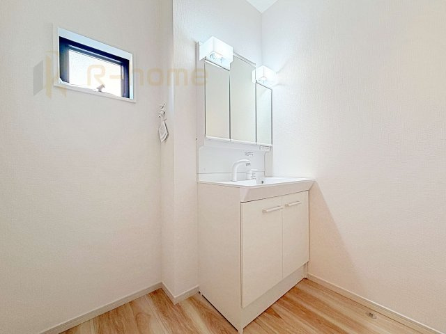 守谷市松ケ丘5期　新築戸建て　2号棟の洗面所|清潔感溢れる洗面台は嬉しい三面鏡付き。洗剤や歯ブラシなどもすっきり収納できます♪