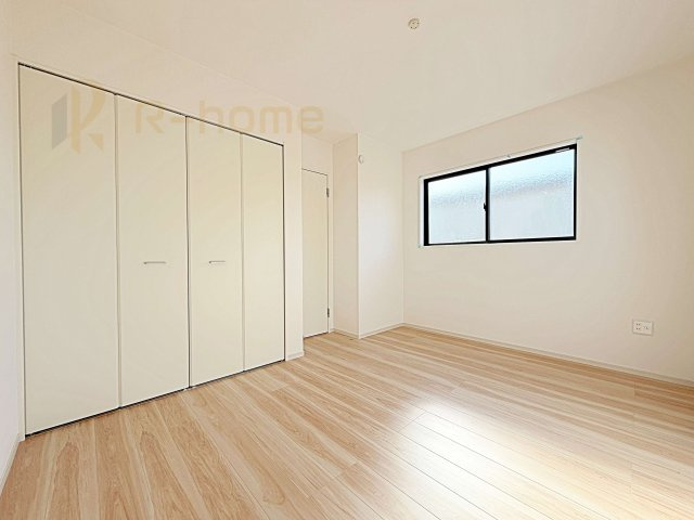 守谷市松ケ丘5期　新築戸建て　2号棟の洋室|どんな部屋家具も合わせやすいシンプルな洋室！
たっぷりの日差しと心地よい風が舞い込む住まい♪