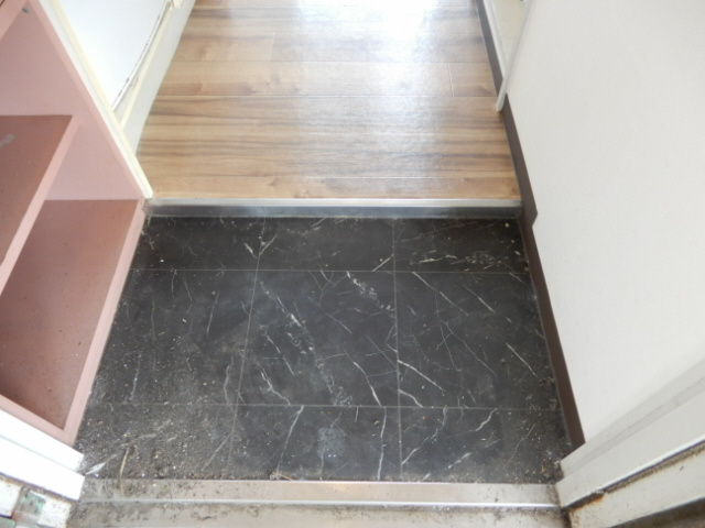 神戸市垂水区平磯４丁目の賃貸マンションの玄関