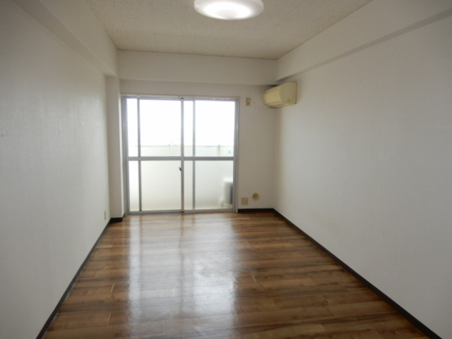 神戸市垂水区平磯４丁目の賃貸マンションの居間・リビング