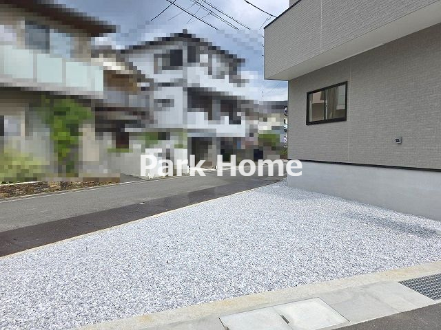 高知市薊野西町1丁目 第１-1号棟 新築戸建ての駐車場