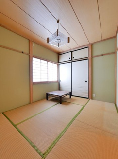 【和室】 | 甲府市宮原町 Ｈ13年築中古戸建 綺麗な室内　日当良好 | 2階6帖和室　大変綺麗にお使いです。