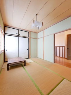 【和室】 | 甲府市宮原町 Ｈ13年築中古戸建 綺麗な室内　日当良好 | 2階6帖和室　天袋付押入有
