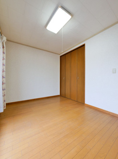 【洋室】 | 甲府市宮原町 Ｈ13年築中古戸建 綺麗な室内　日当良好 | 2階6帖西側洋室　バルコニーへのアクセスが可能