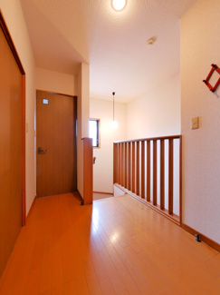 【その他】 | 甲府市宮原町 Ｈ13年築中古戸建 綺麗な室内　日当良好 | 2階ホール部分　階段上部は吹き抜けなので開放感あり