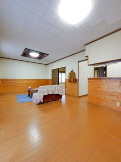 【居間・リビング】 | 甲府市宮原町 Ｈ13年築中古戸建 リニア山梨県駅徒歩15分 | 18帖の広々リビング　ご家族憩いの場に