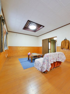 【居間・リビング】 | 甲府市宮原町 Ｈ13年築中古戸建 綺麗な室内　日当良好 | 18帖の広々リビング　折り上げ天井