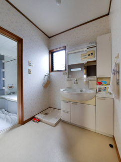 【独立洗面台】 | 甲府市宮原町 Ｈ13年築中古戸建 リニア山梨県駅徒歩15分 | 窓付きの洗面室で換気もバッチリ