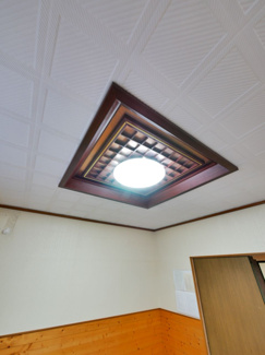 【内装】 | 甲府市宮原町 Ｈ13年築中古戸建 リニア山梨県駅徒歩15分 | 折り上げ天井