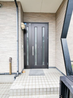 【玄関】 | 甲府市宮原町 Ｈ13年築中古戸建 綺麗な室内　日当良好 | 玄関ドア　