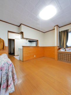 【居間・リビング】 | 甲府市宮原町 Ｈ13年築中古戸建 綺麗な室内　日当良好 | 便利なカウンターキッチン　ダイニング部分には上部カウンター、下部収納あり