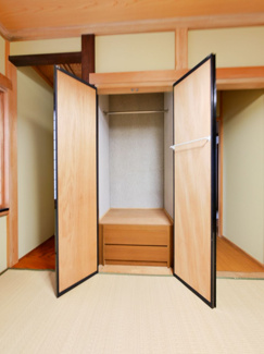 【収納】 | 甲府市宮原町 Ｈ13年築中古戸建 リニア山梨県駅徒歩15分 | 1階和室の収納　収納ボックスあり