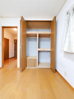 【収納】 | 甲府市宮原町 Ｈ13年築中古戸建 綺麗な室内　日当良好 | 2階6帖東側洋室の収納　システム収納