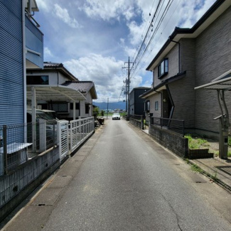 【前面道路含む現地写真】 | 甲府市宮原町 Ｈ13年築中古戸建 綺麗な室内　日当良好 | 前面道路