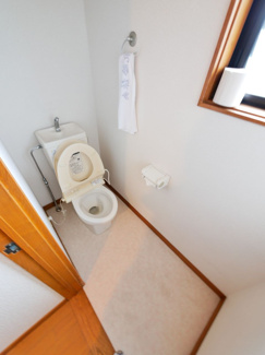 【トイレ】 | 甲府市宮原町 Ｈ13年築中古戸建 リニア山梨県駅徒歩15分 | 2階トイレ