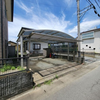 【駐車場】 | 甲府市宮原町 Ｈ13年築中古戸建 綺麗な室内　日当良好 | 電動ゲート付きカーポート