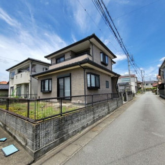 【前面道路含む現地写真】 | 甲府市宮原町 Ｈ13年築中古戸建 綺麗な室内　日当良好 | 前面道路幅員は4.0ｍ　車の往来が少ない道路です。