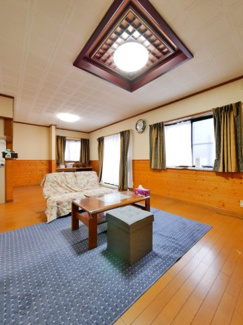 【居間・リビング】 | 甲府市宮原町 Ｈ13年築中古戸建 リニア山梨県駅徒歩15分 | 18帖のＬＤＫ　腰壁仕様　南に面するとても明るいＬＤＫです。