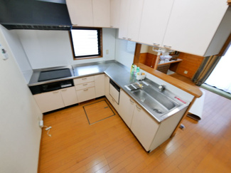 【キッチン】 | 甲府市宮原町 Ｈ13年築中古戸建 綺麗な室内　日当良好 | 作業スペースが広いＬ型キッチン　ＩＨクッキングヒーター　食器洗い乾燥機付き