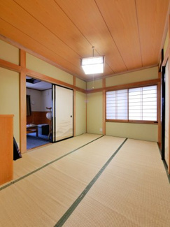 【和室】 | 甲府市宮原町 Ｈ13年築中古戸建 綺麗な室内　日当良好 | ＬＤＫ隣接の１階和室　