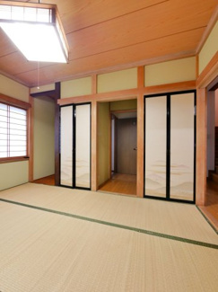 【和室】 | 甲府市宮原町 Ｈ13年築中古戸建 リニア山梨県駅徒歩15分 | ＬＤＫ隣接の１階和室の収納・板の間