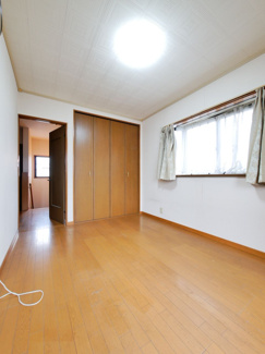 【洋室】 | 甲府市宮原町 Ｈ13年築中古戸建 綺麗な室内　日当良好 | 2階6帖東側洋室　２面採光で出窓あり