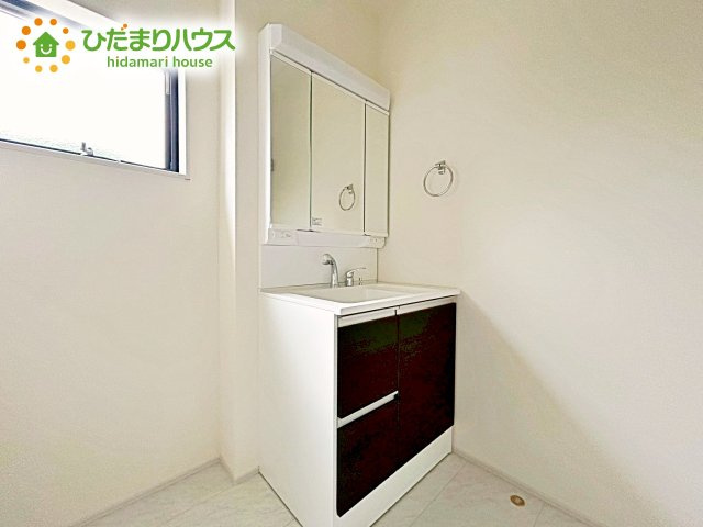 【独立洗面台】 | 笠間市笠間第10　新築戸建　4号棟 | ワイドな独立洗面台には、ちょっとしたスキンケア用品などを置くのにも便利ですね(^^)/