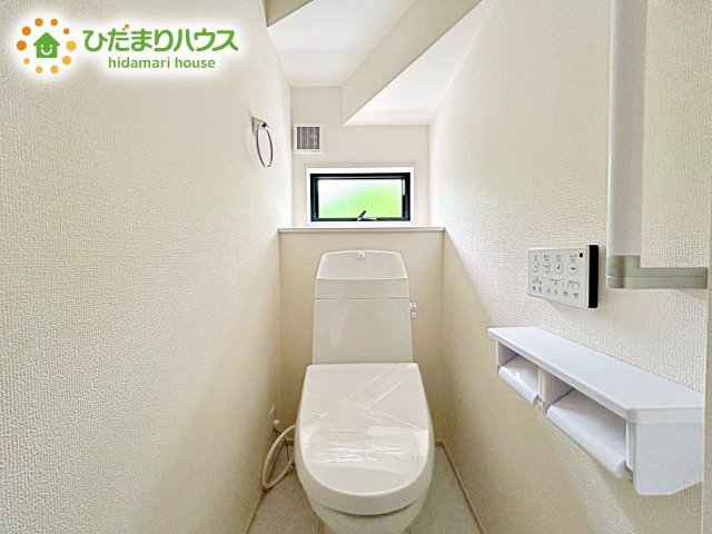 【トイレ】 | 笠間市笠間第10　新築戸建　4号棟 | ウォシュレット標準装備。自動洗浄で流し忘れの心配も御座いません。清潔感にあふれた空間と機能的な洗浄装置。毎日何度も使う場所だから快適に。便利に。