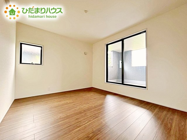 【寝室】 | 笠間市笠間第10　新築戸建　4号棟 | ゆとりのあるクローゼットが付いているので、お部屋もスッキリ片付き、朝の身支度もスムーズにできます。バルコニーと繋がるお部屋ですのでお布団などの大きな洗濯物もそのまま干して便利♪