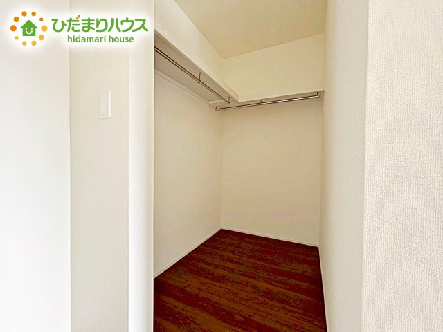 【収納】 | 笠間市笠間第10　新築戸建　4号棟 | 主寝室に備えたウォークインクローゼット。衣類をかけて収納しておくことができるため、おしゃれ好きな方には嬉しいポイントです。居室もすっきりと片付き、気持ちの良い空間に。