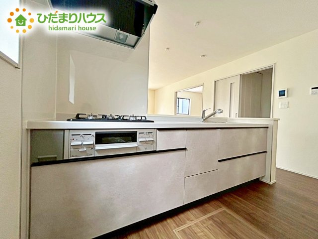 【キッチン】 | 笠間市笠間第10　新築戸建　4号棟 | 手元は隠しながら、リビングとも会話できるセミオープンキッチン