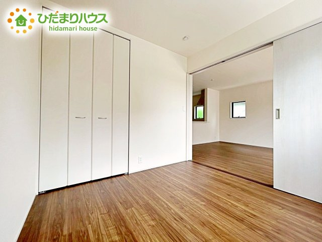 【洋室】 | 笠間市笠間第10　新築戸建　4号棟 | 柔らかい陽光が差し込む明るいお部屋を演出する設計。彩光の取れる窓が気持ちの良いお部屋を創り上げます。