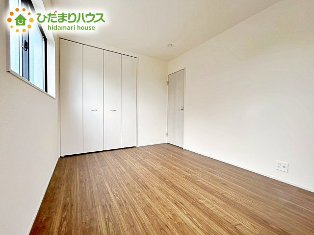 【洋室】 | 笠間市笠間第10　新築戸建　4号棟 | 明るい日差しが降り注ぐお部屋に、居心地の良さを感じさせるコーディネート。家具やカーテンでお気に入りのお部屋に♪