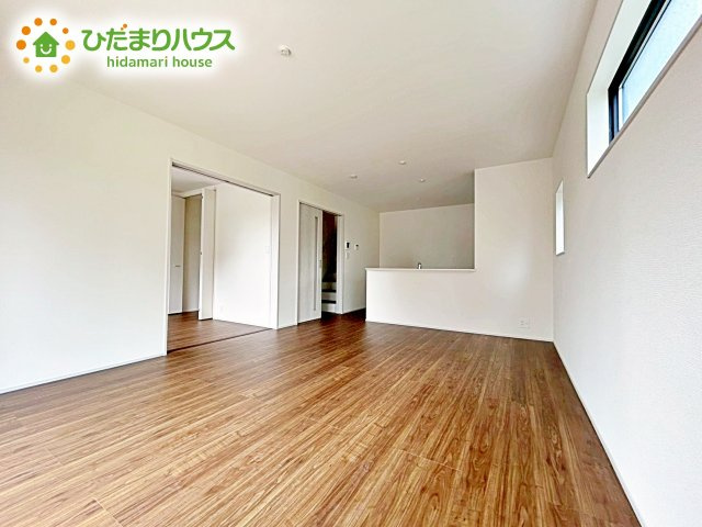 【居間・リビング】 | 笠間市笠間第10　新築戸建　4号棟 | 自然と家族が集う、気持ちのいいリビング。二面採光となっており、いつでも気持ちのよい日差しが降り注ぎます。