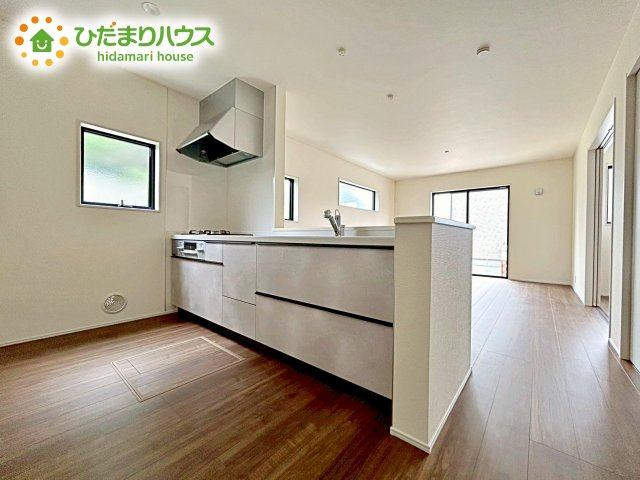 【キッチン】 | 笠間市笠間第10　新築戸建　4号棟 | シンプルなシステムキッチン♪広々としていてお料理をするのにも十分な広さがあります！お子様とお菓子作りをしたり、新しいお料理に挑戦したり毎日の家事が楽しくなりそうです！