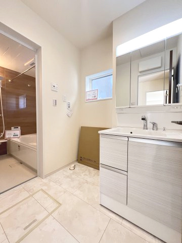 碧南市日進町（新築一戸建）の洗面所|メイクやヘアセットに便利な三面鏡と、温水シャワー付き水栓を標準装備した洗面化粧台です。