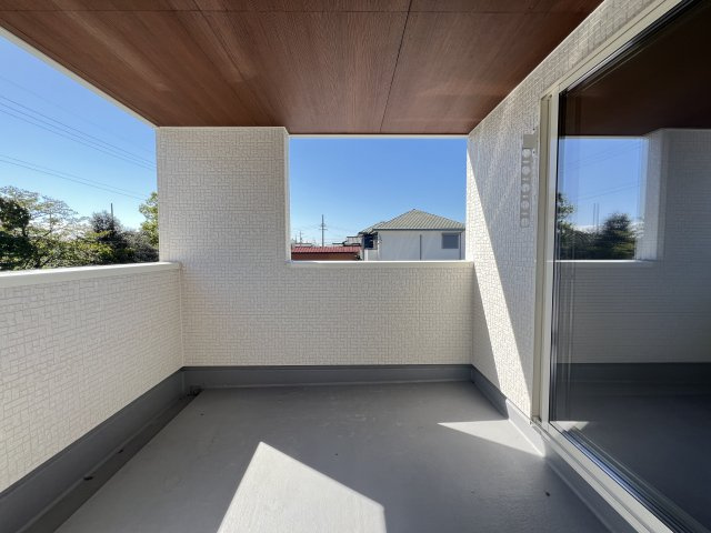 碧南市日進町（新築一戸建）のバルコニー|バルコニーは、洗濯物や布団を干すだけでなく、暖かな陽射しや爽やかな風を存分に取り込み、お部屋に解放感をもたらします。