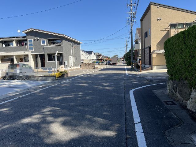 碧南市日進町（新築一戸建）の前面道路含む現地写真
