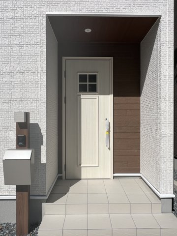 碧南市日進町（新築一戸建）のエントランス|木目のアクセントが温かみのある印象を与えるエントランスです