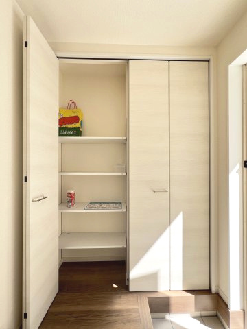 碧南市日進町（新築一戸建）の収納|天井まで伸びるシューズクロークで収納ばっちりです