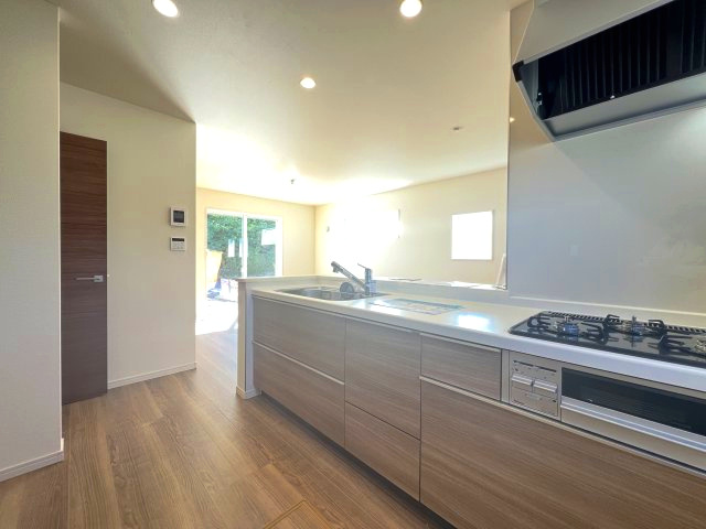 碧南市日進町（新築一戸建）のキッチン|ご家族を近くに感じられる、人気のカウンターキッチンです。