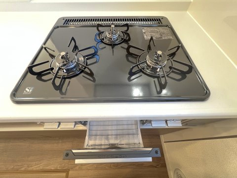 碧南市日進町（新築一戸建）のキッチン|1度にたくさんのメニューが作れる3口コンロ付のシステムキッチンです♪