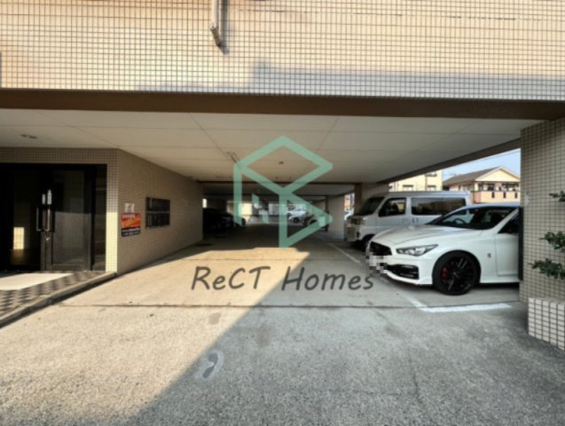 コム・ロワイヤル姫路幸町の駐車場