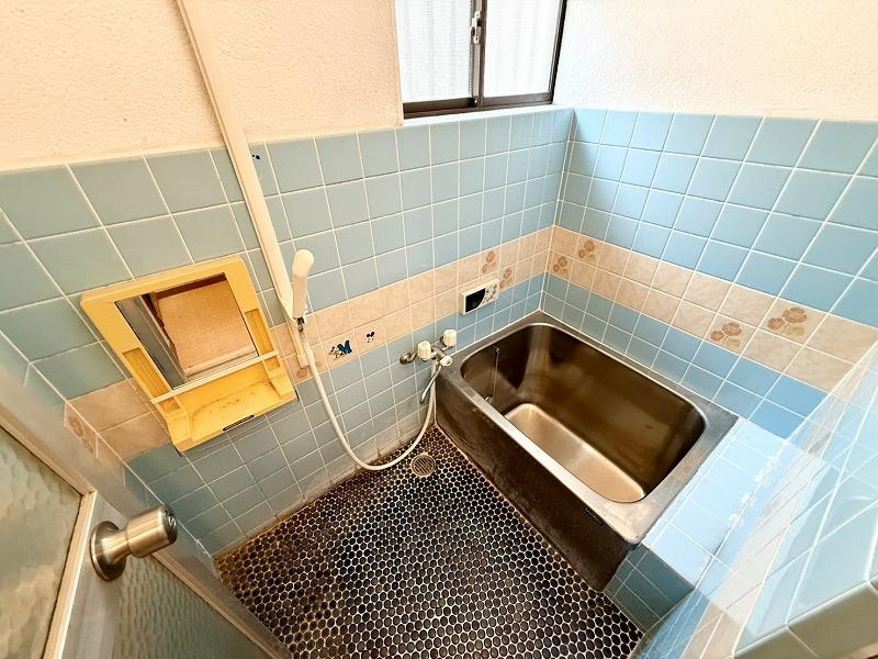 本町　中古一戸建ての浴室|窓付き
■物件内覧・資金計画相談・住宅ローン相談、リフォーム相談、お問合せ受付中■
※当日・翌日のご内覧、ご相談はお電話でのお問合せがスムーズです！