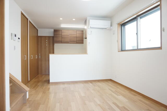 竪台テラスＡ棟の居間・リビング|明るいリビングです