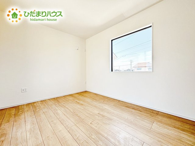 【寝室】 | 水戸市河和田1期　新築戸建　4号棟 | ゆとりのあるクローゼットが付いているので、お部屋もスッキリ片付き、朝の身支度もスムーズにできます。バルコニーと繋がるお部屋ですのでお布団などの大きな洗濯物もそのまま干して便利♪