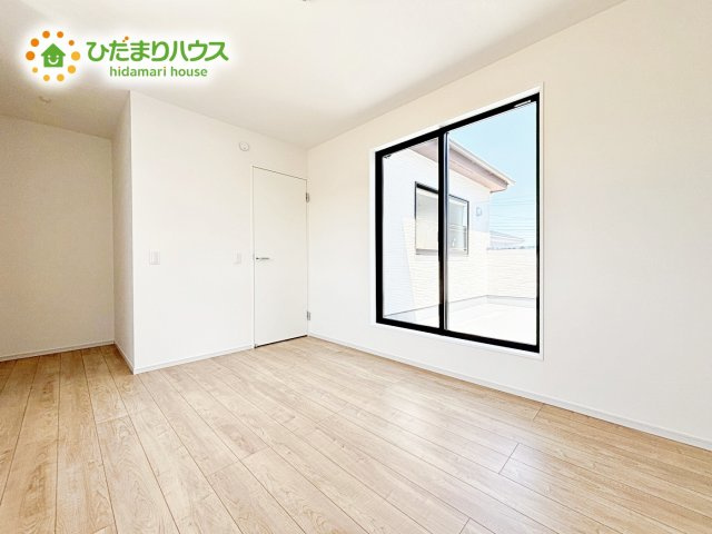 【寝室】 | 水戸市河和田1期　新築戸建　4号棟 | 主寝室は広々していて安らげる空間に。大きな窓から光が差し込み、朝の目覚めも良さそう♪