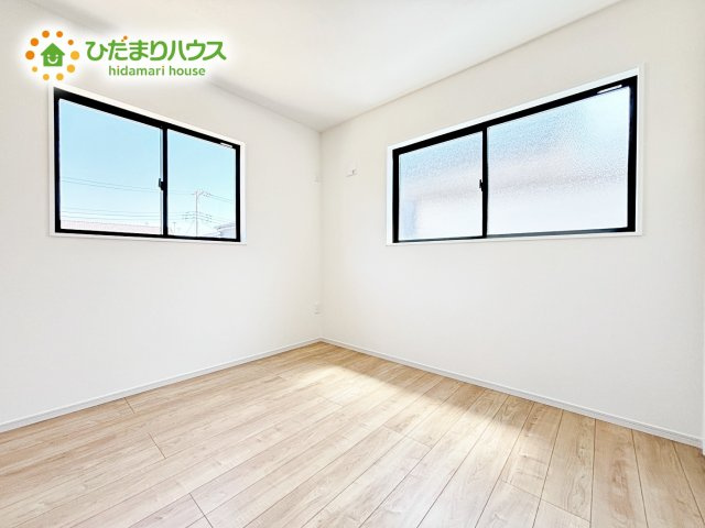 【洋室】 | 水戸市河和田1期　新築戸建　4号棟 | 明るい日差しが降り注ぐお部屋に、居心地の良さを感じさせるコーディネート。家具やカーテンでお気に入りのお部屋に♪