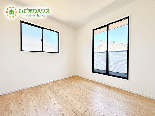 【洋室】 | 水戸市河和田1期　新築戸建　4号棟 | お日様の光とさわやかな風をたっぷりとりこめます。室内はいつも明るい印象なので気持ちの良い朝を迎えられます。毎日の生活も明るくなりそうです。　　